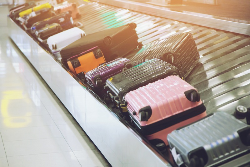 baggage claim - Can you bring razors on a plane in carry on or checked luggage?