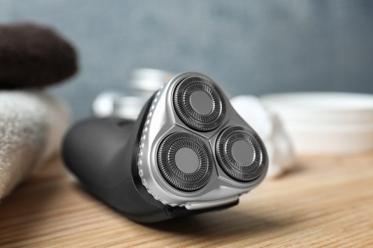 Can you bring a razor on a plane? (2024) Travel Made Simple